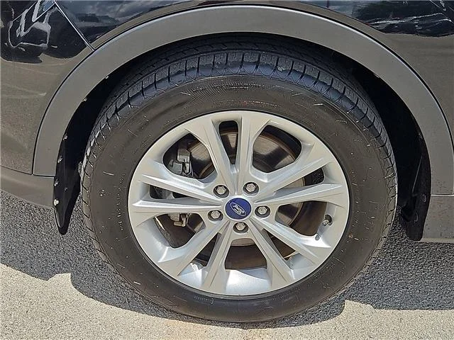Used 2017 Shadow Black Ford SE Front-wheel Drive image 8
