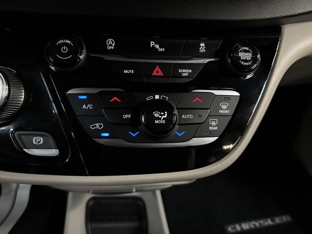 Used 2020 Crystal Metallic Chrysler Touring L image 27