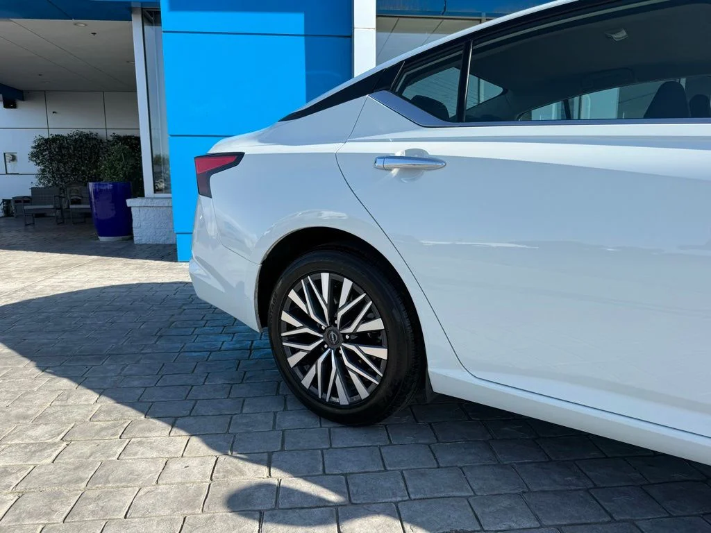 Used 2025 White Nissan 2.5 SV image 6