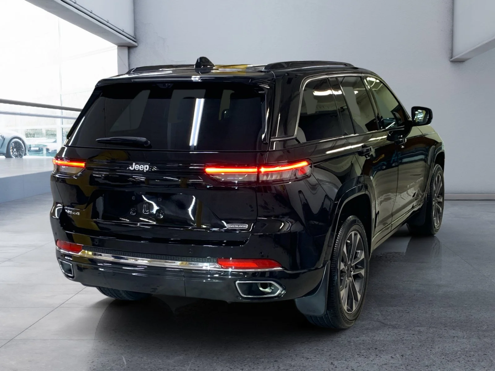 Used 2025 Diamond Black Crystal Pearl Jeep Overland image 5