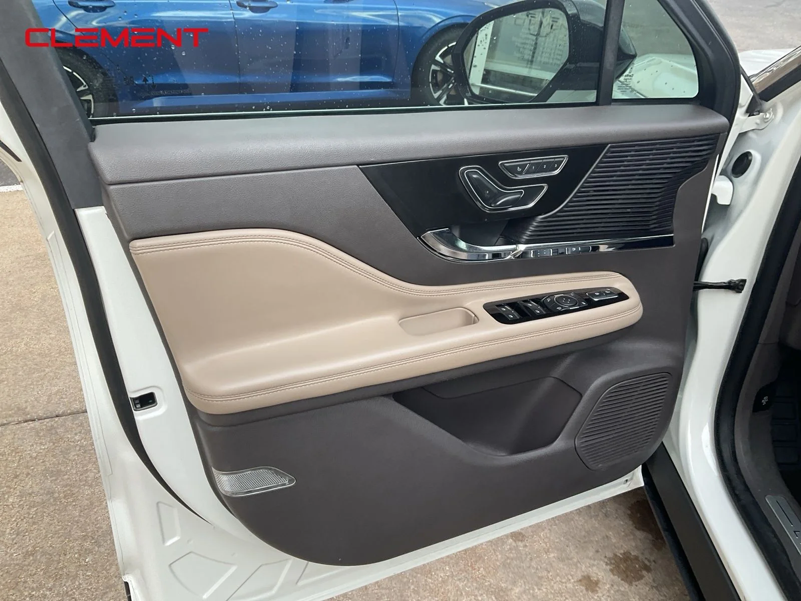 Used 2022 White Lincoln Reserve image 17