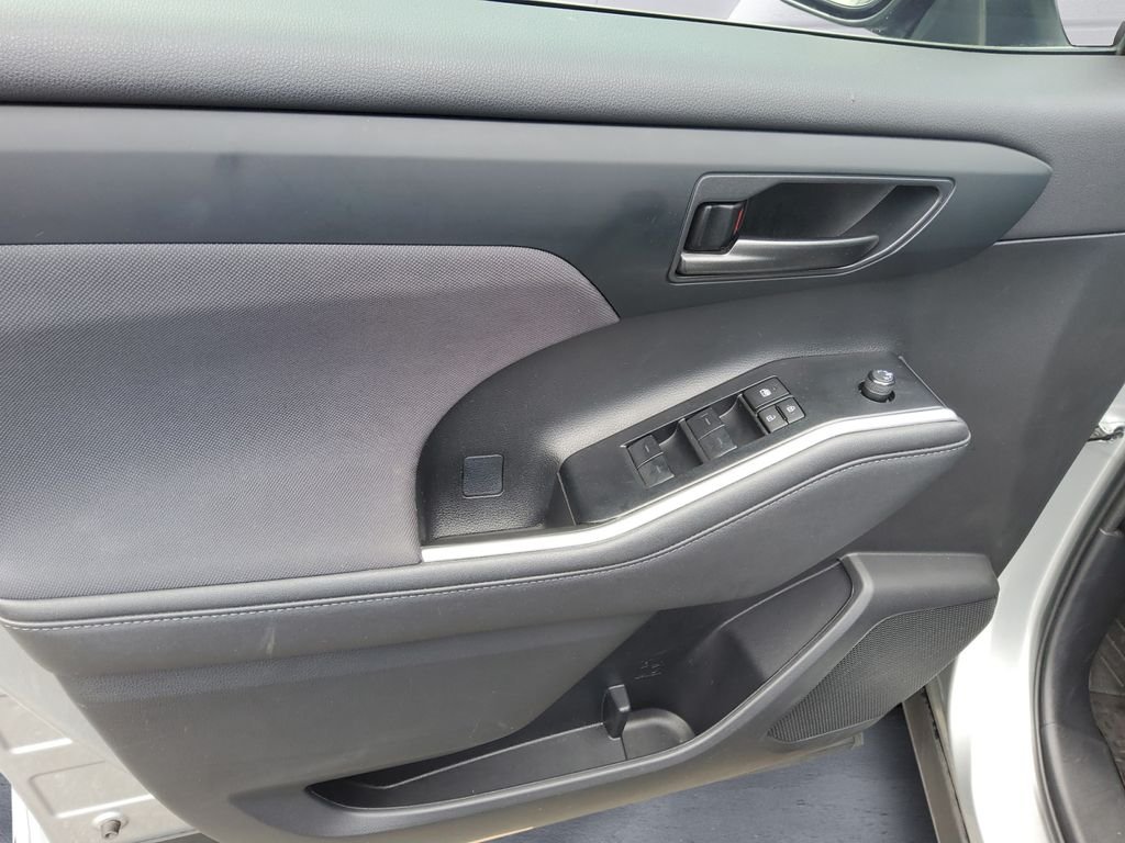 Used 2023  Toyota L image 12