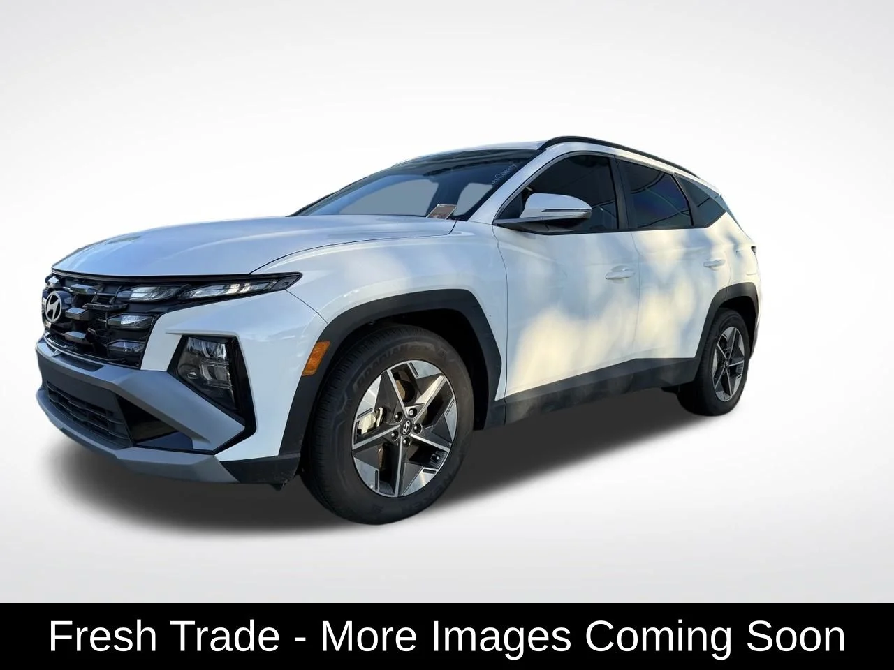 Used 2025 White Hyundai SEL Convenience image 1
