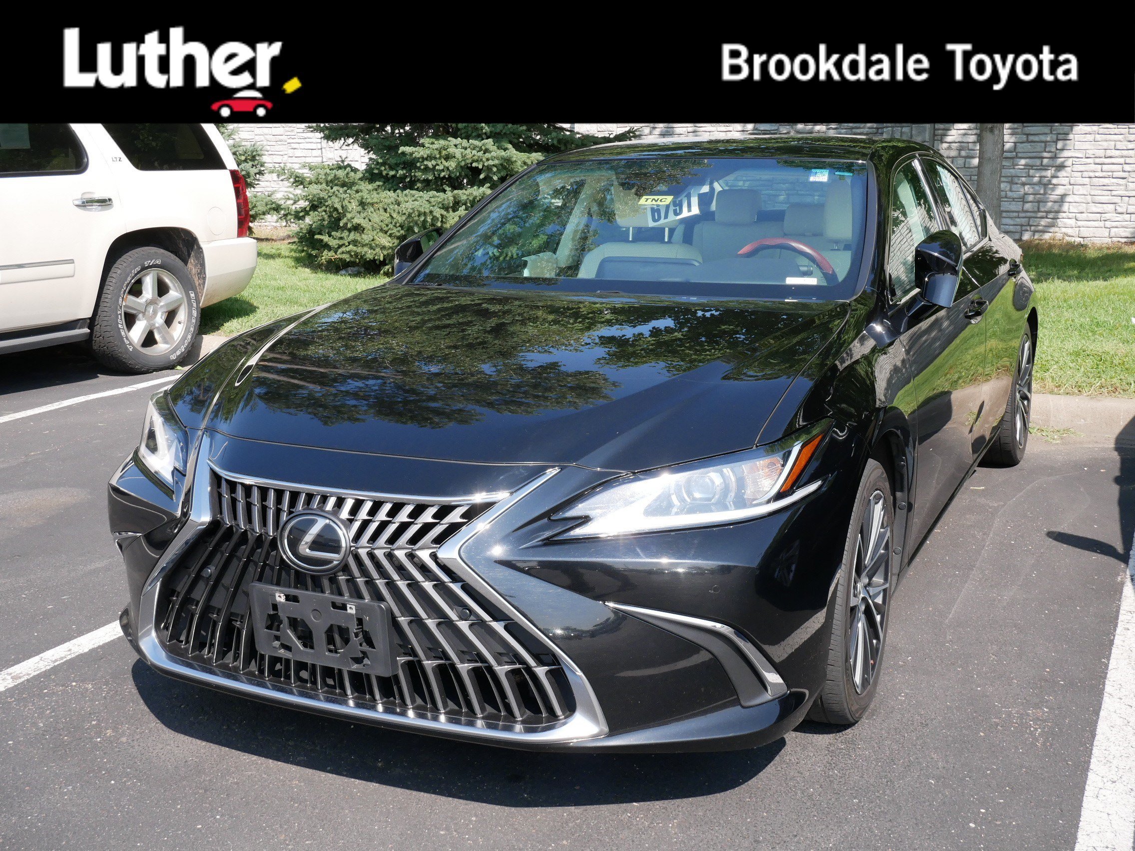 Used 2022 Obsidian Lexus ES 350 image 1