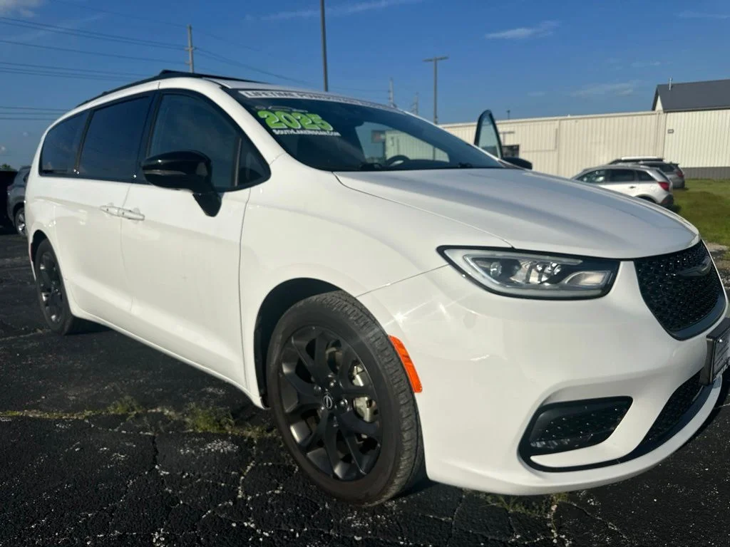 Used 2025 White Chrysler Limited image 35