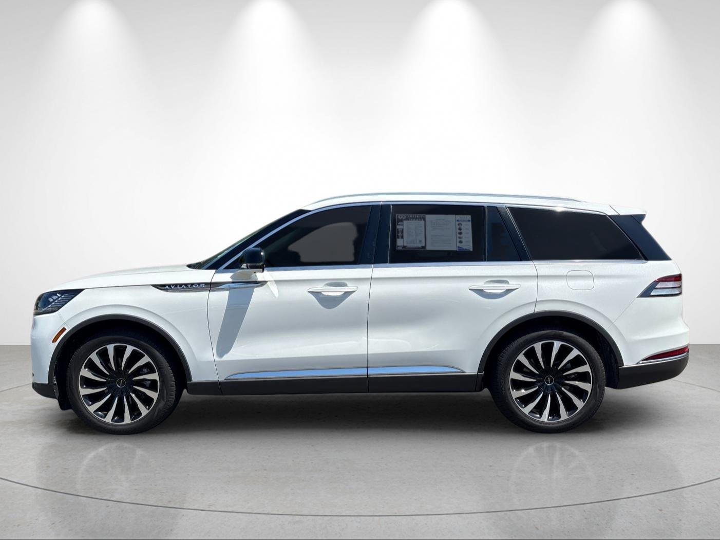 Used 2025 Pristine White Metallic Tri-Coat Lincoln Premiere image 2