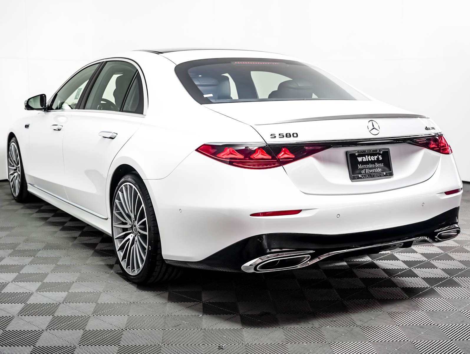 New 2027 MANUFAKTUR Moonlight White Metallic Mercedes-Benz S 580 image 2