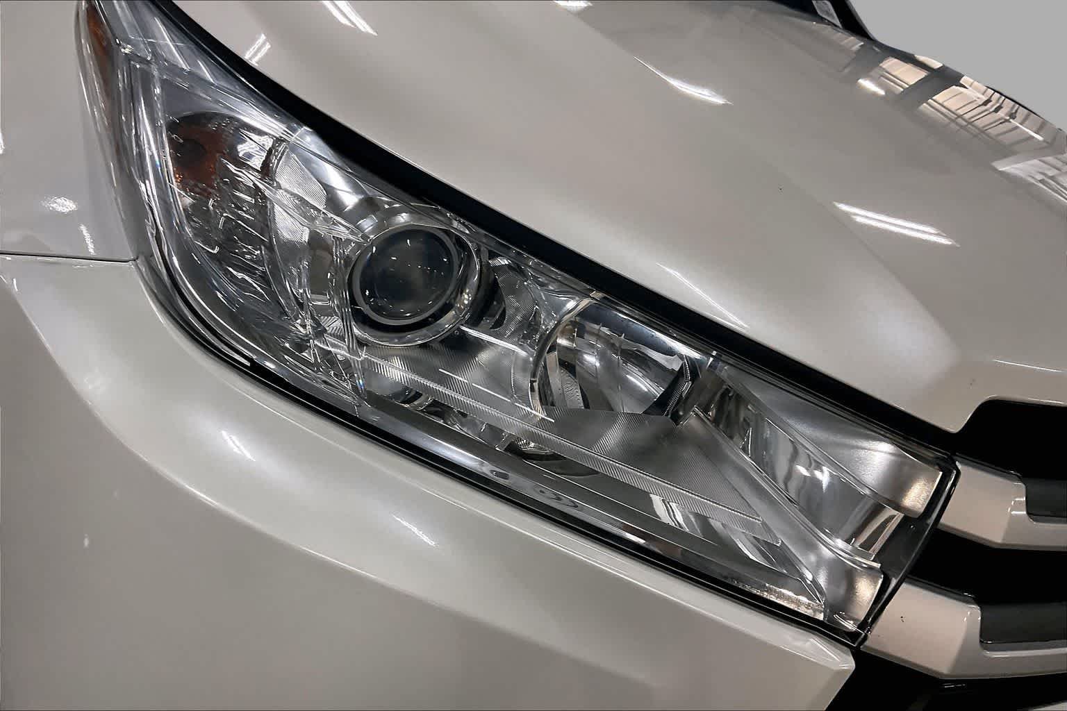 Used 2019 Blizzard Pearl Toyota XLE image 28