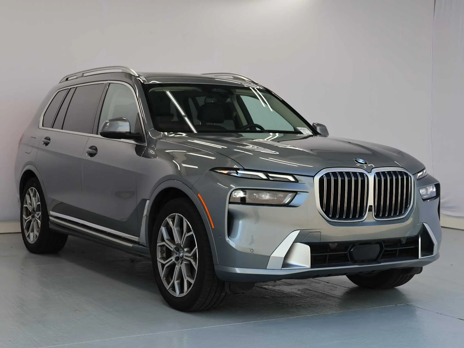 Used 2026 Skyscraper Grey Metallic BMW xDrive40i image 4