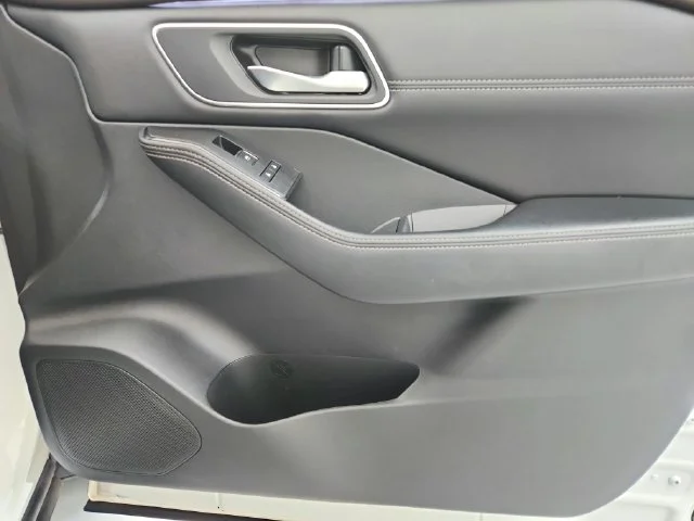Used 2021 White Nissan Platinum image 39