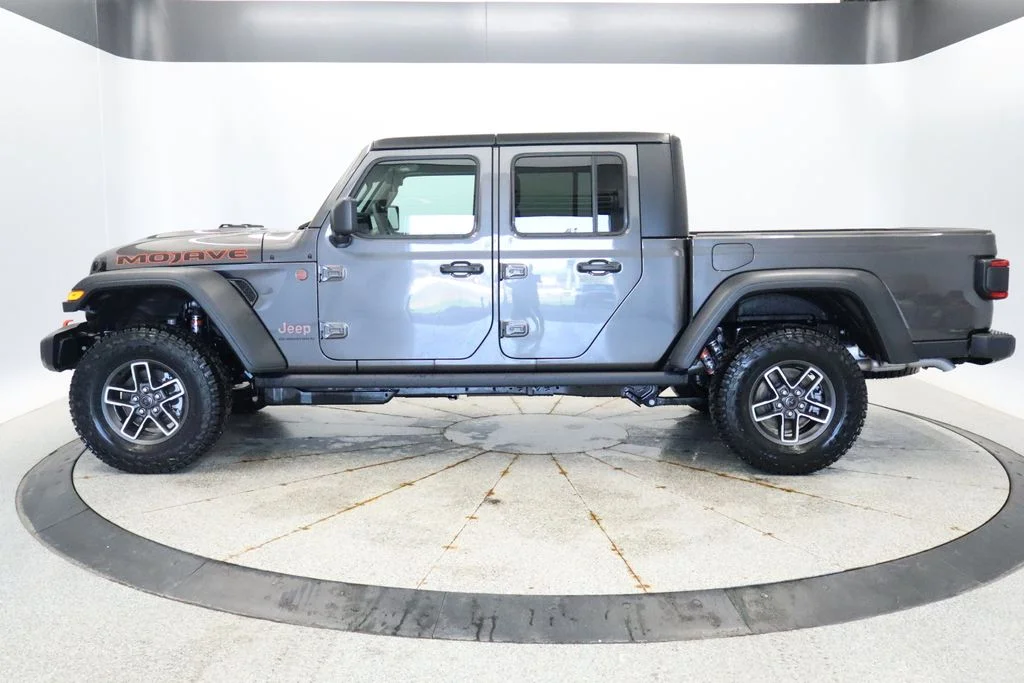 New 2026 Granite Crystal Metallic Clearcoat Jeep Mojave image 2