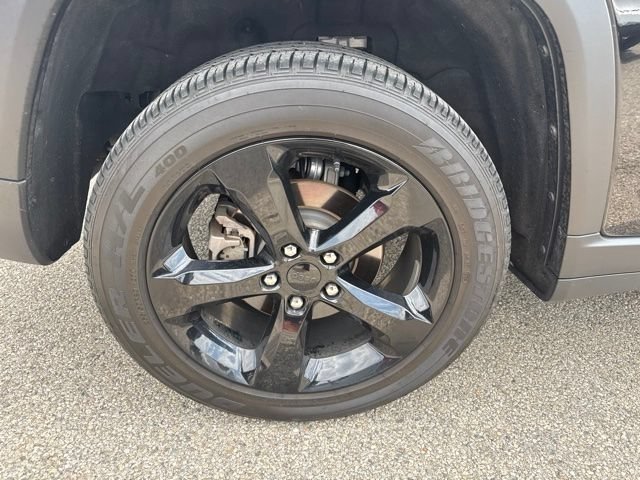 Used 2025 Diamond Black Crystal Pearlcoat Jeep Altitude X image 4