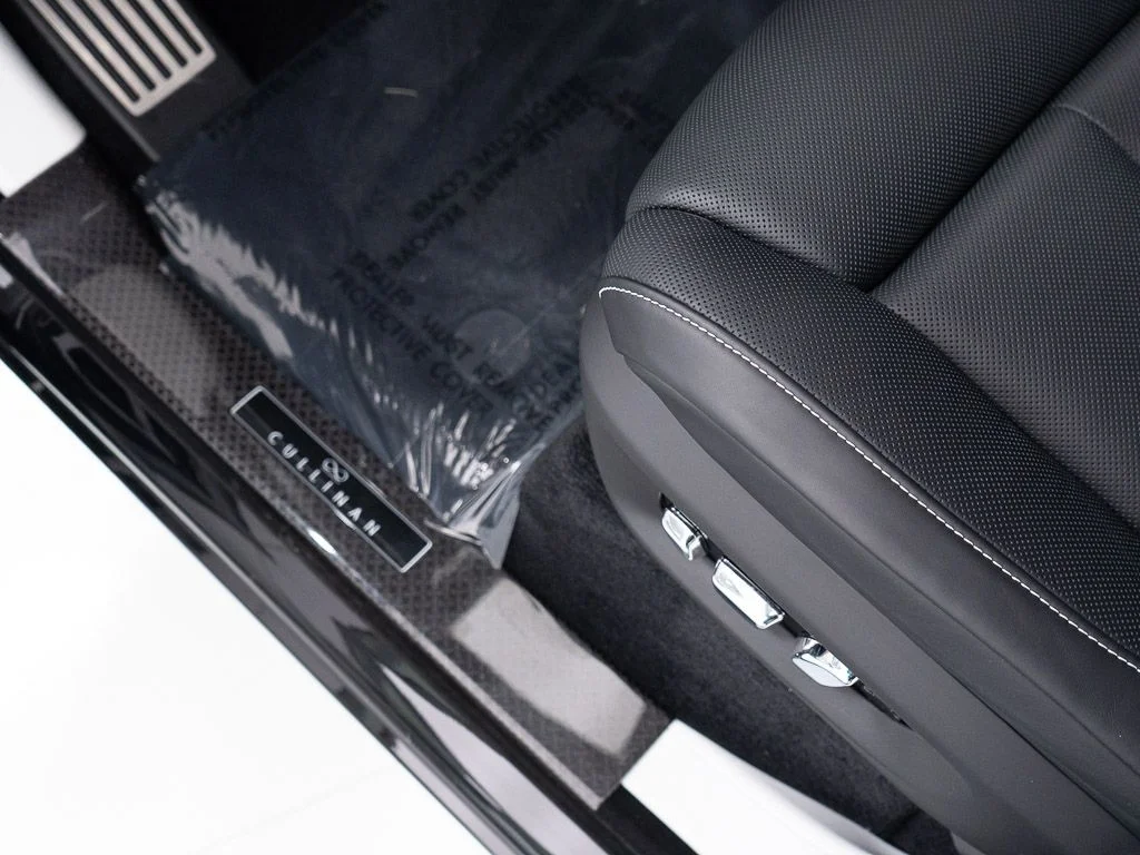 Certified Used 2026 Black Diamond Rolls-Royce Black Badge image 13