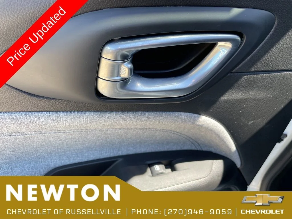 Used 2025 Bright White Clearcoat Jeep Latitude image 43