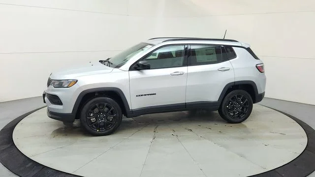 New 2026 Silver Zynith Metallic Clearcoat Jeep Latitude image 5