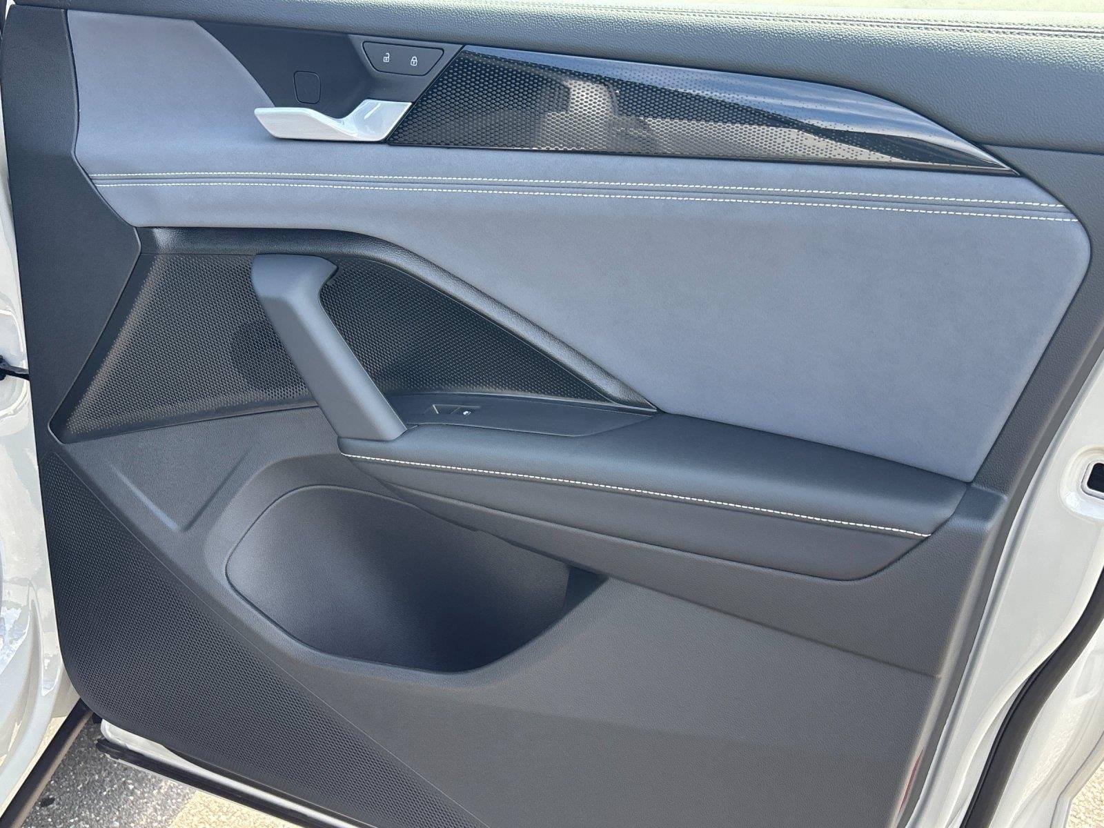 New 2026 Sandstone w/Deep Black Roof Volkswagen SE R-Line Black image 38