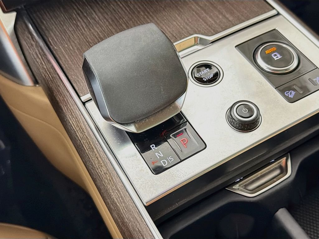 Used 2023 Gold Land Rover SE image 17