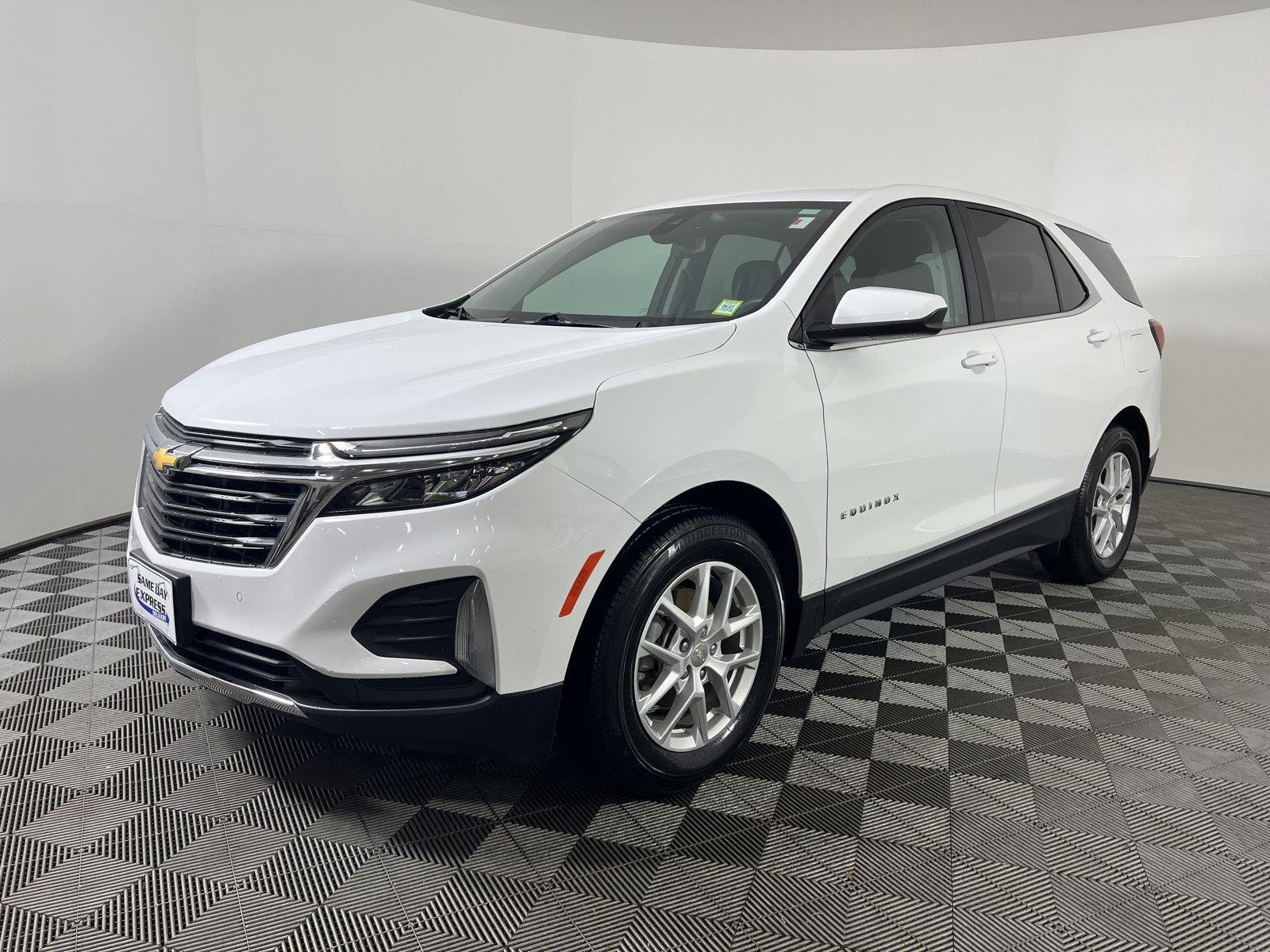 Used 2024 Summit White Chevrolet LT image 25