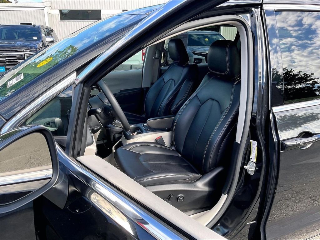 Used 2023 Black Chrysler Touring L image 10
