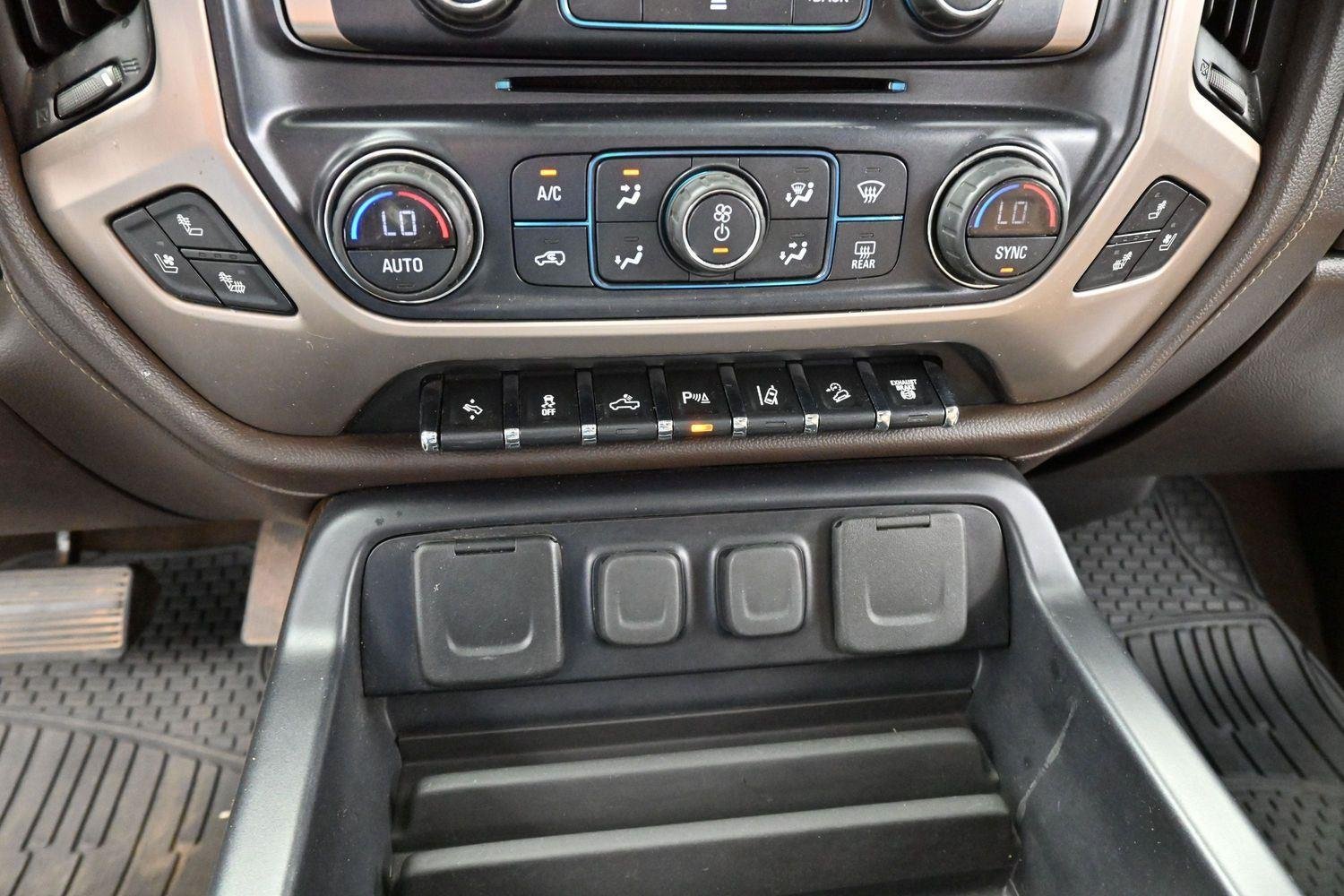 Used 2019 White Frost Tricoat GMC Denali image 23