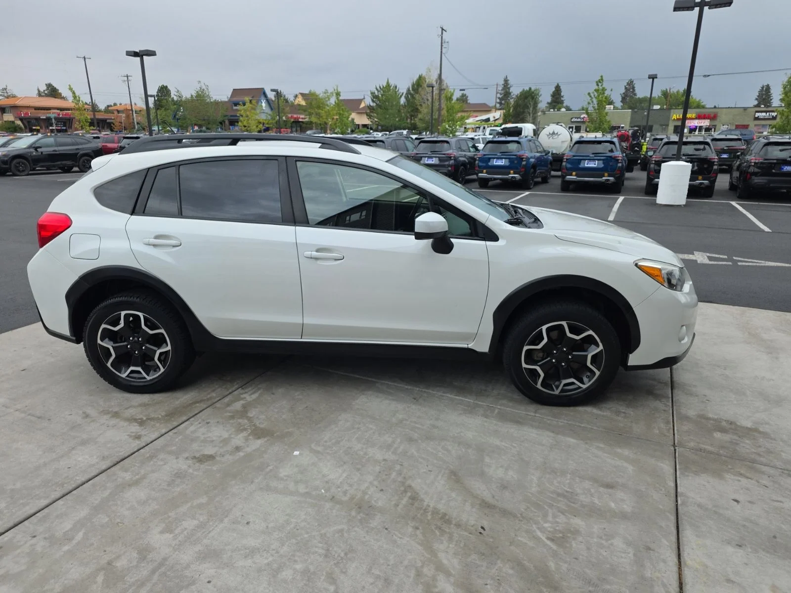 Used 2015 Crystal White Pearl Subaru 2.0i Premium image 4
