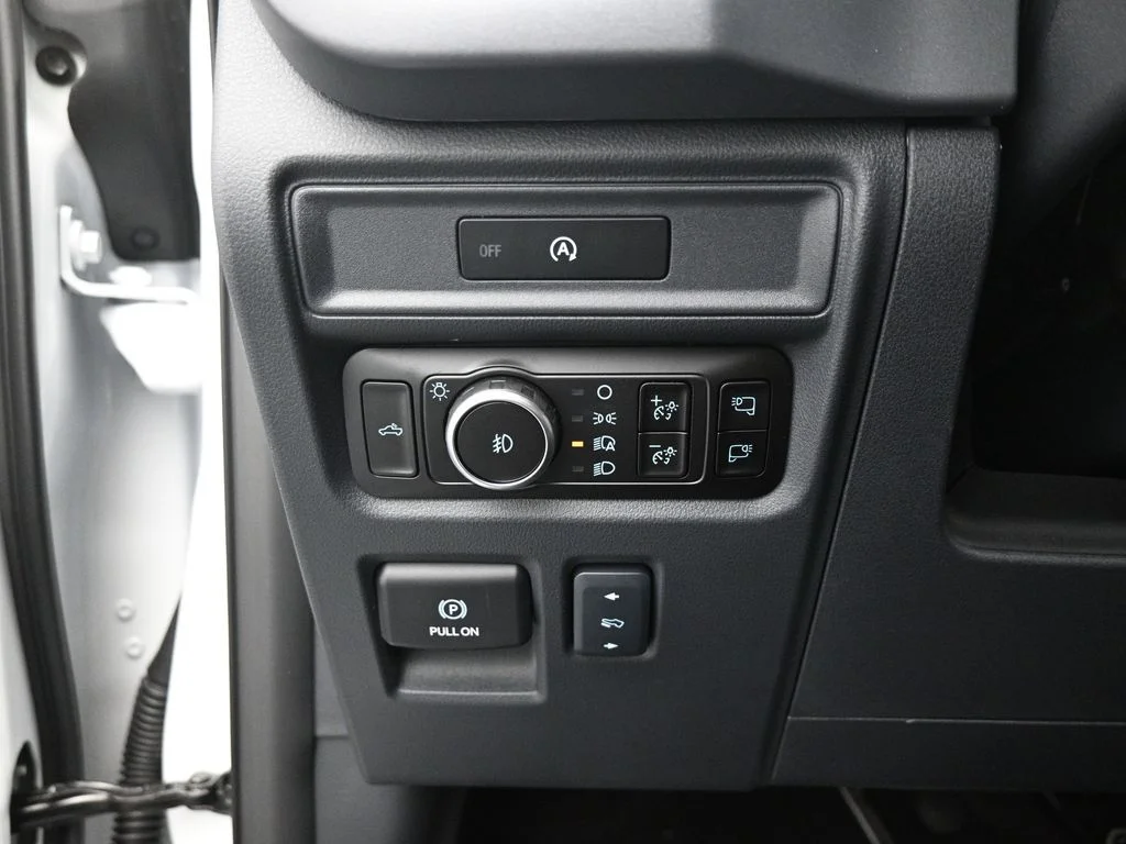 New 2025 Oxford White Ford XLT image 13