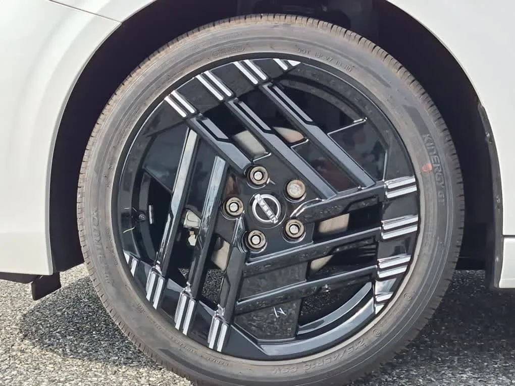 New 2027 Aspen White Tricoat/Super Black Nissan SR image 6