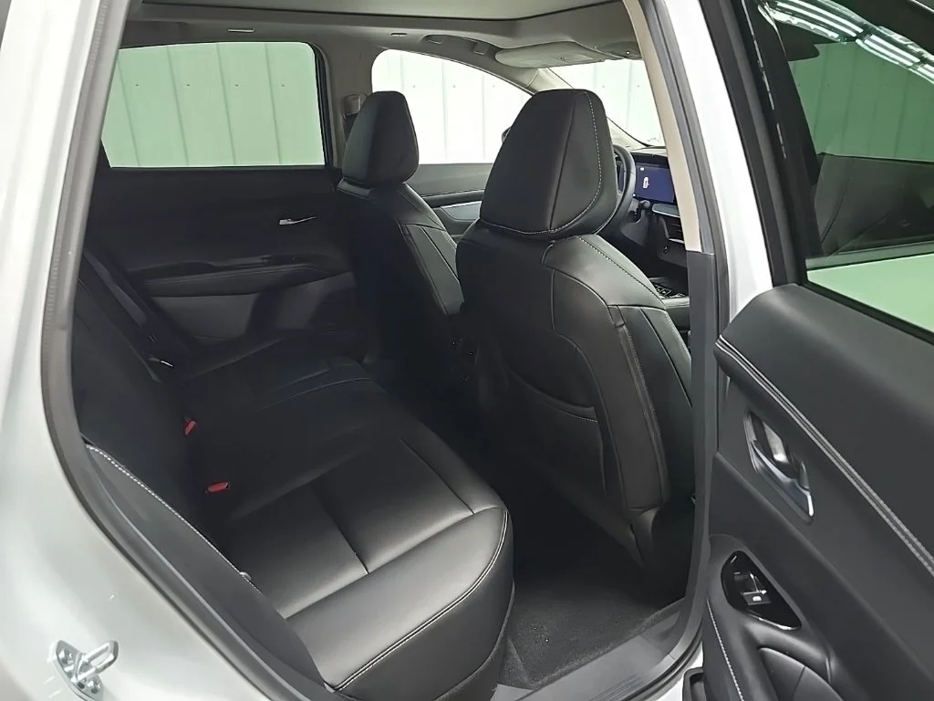 Used 2025 White Nissan SL image 18