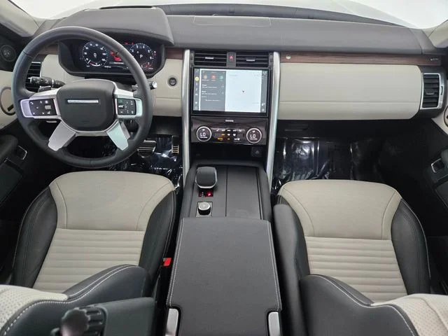 Certified Used 2025 Black Land Rover Dynamic SE image 4