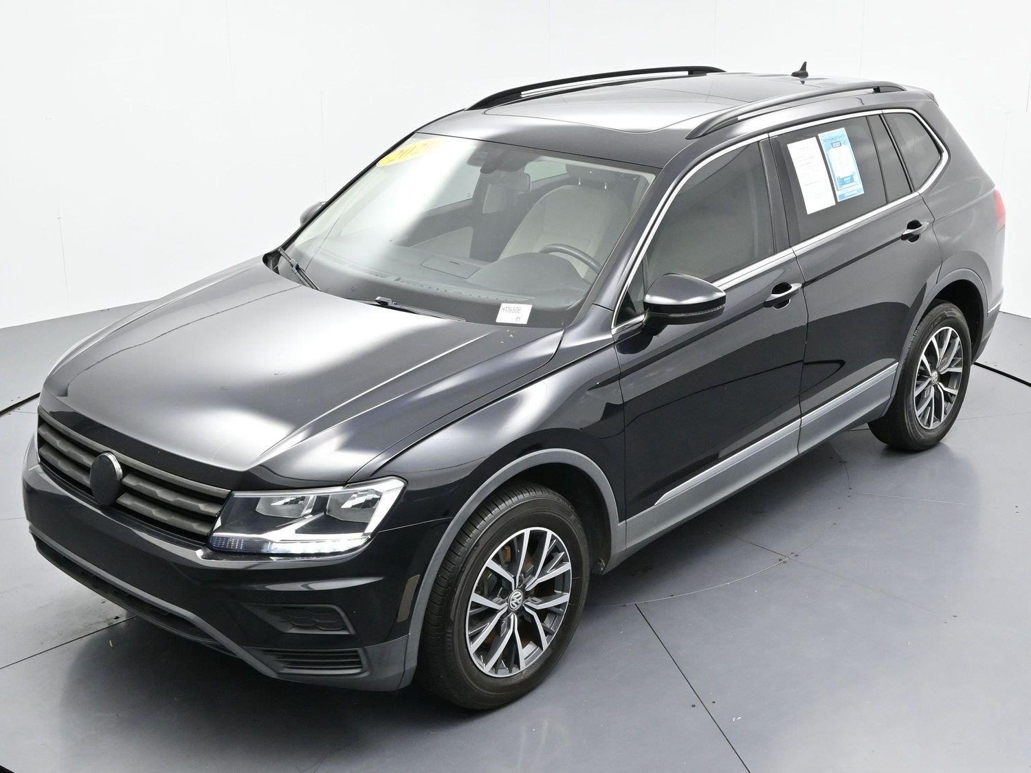 Used 2020 Deep Black Pearl Volkswagen SE image 39