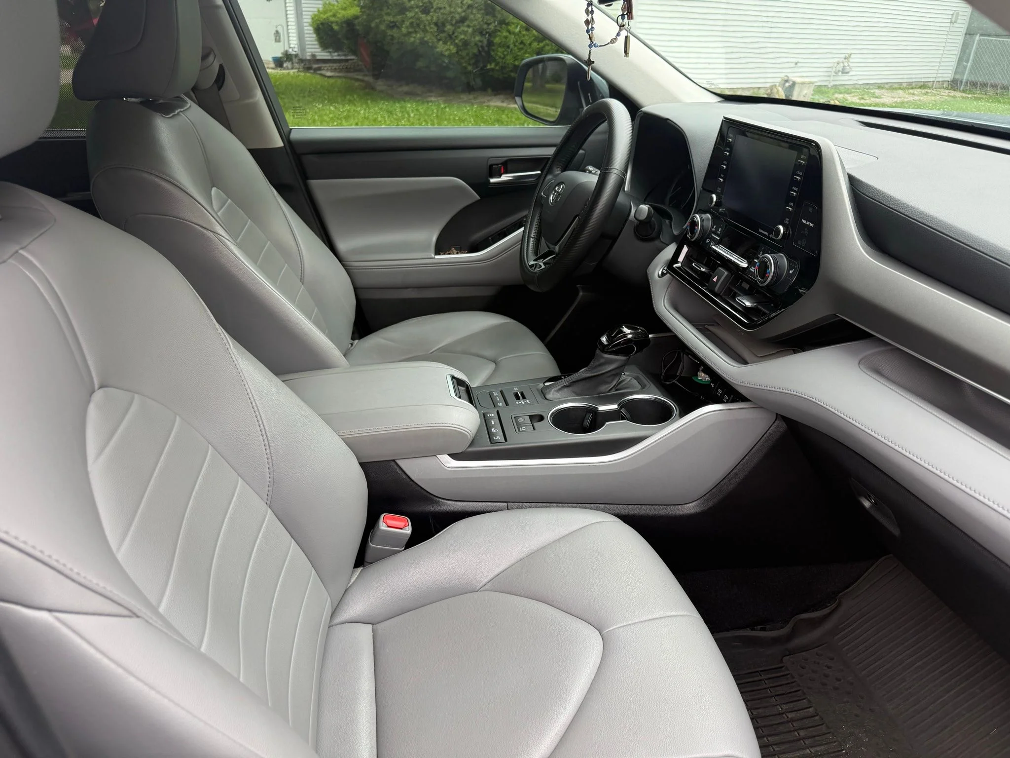 Used 2021 Silver Toyota XLE image 4
