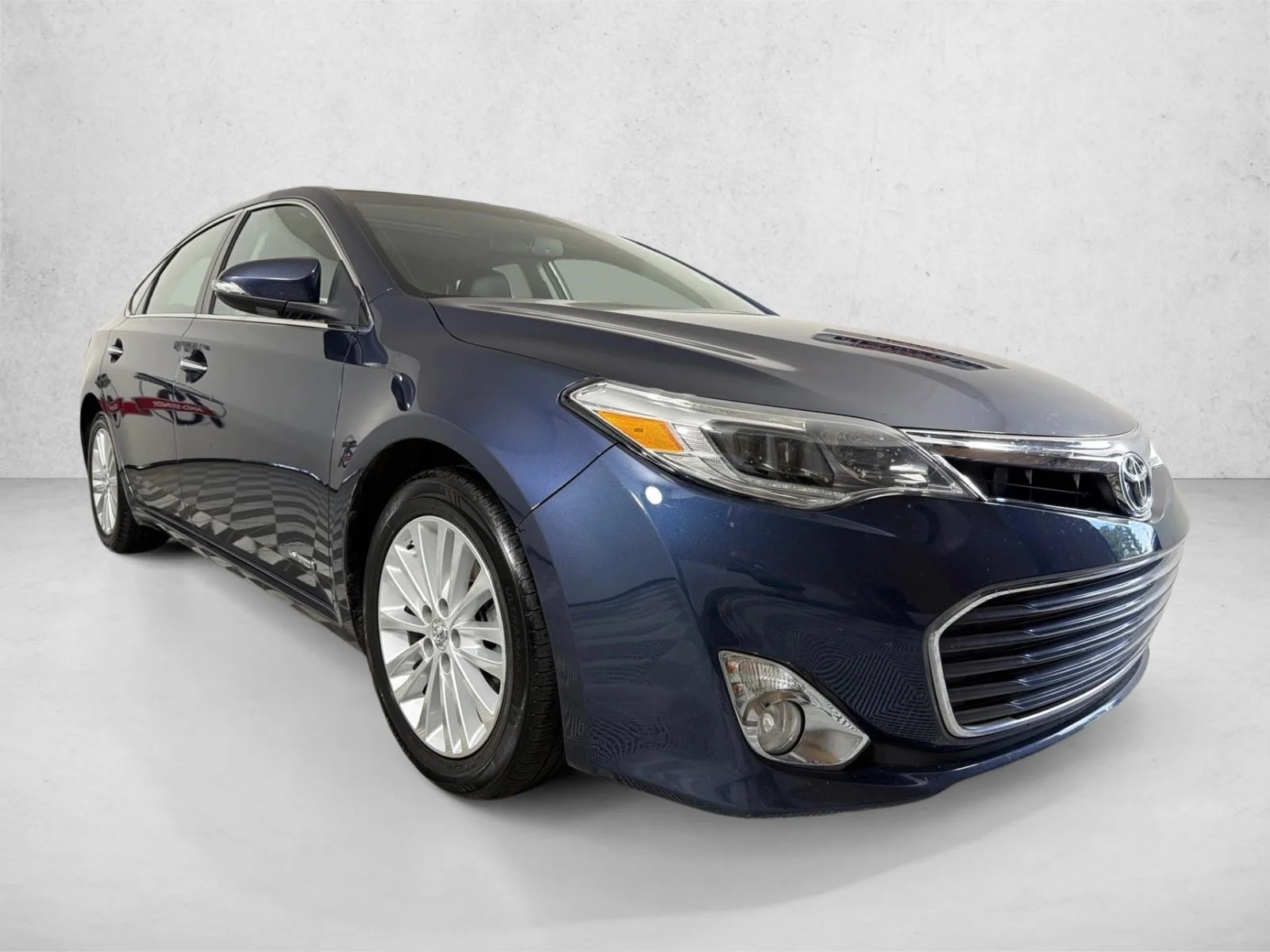Used 2015 White Toyota XLE Touring image 1