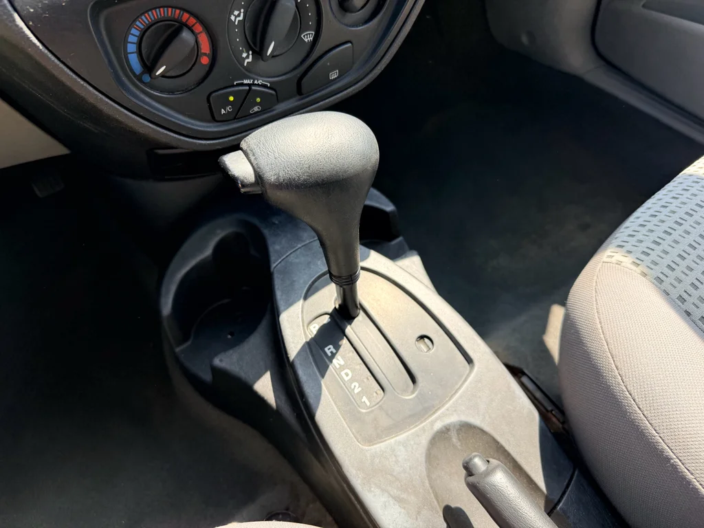 Used 2006 Infra-Red Clearcoat Ford SE image 28