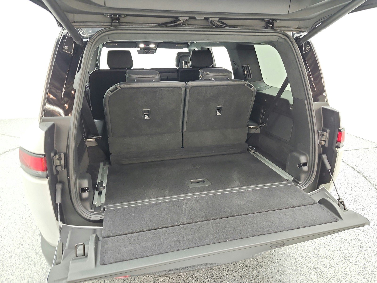 Used 2025 Glacier White Rivian Adventure image 21