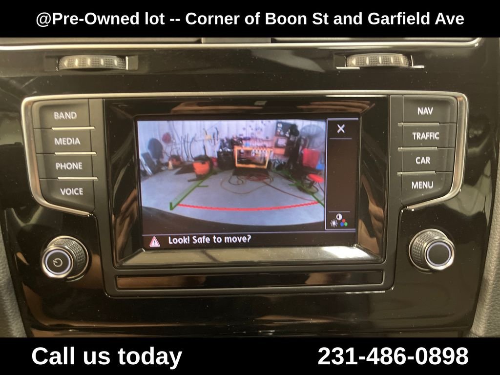 Used 2015  Volkswagen SEL image 25