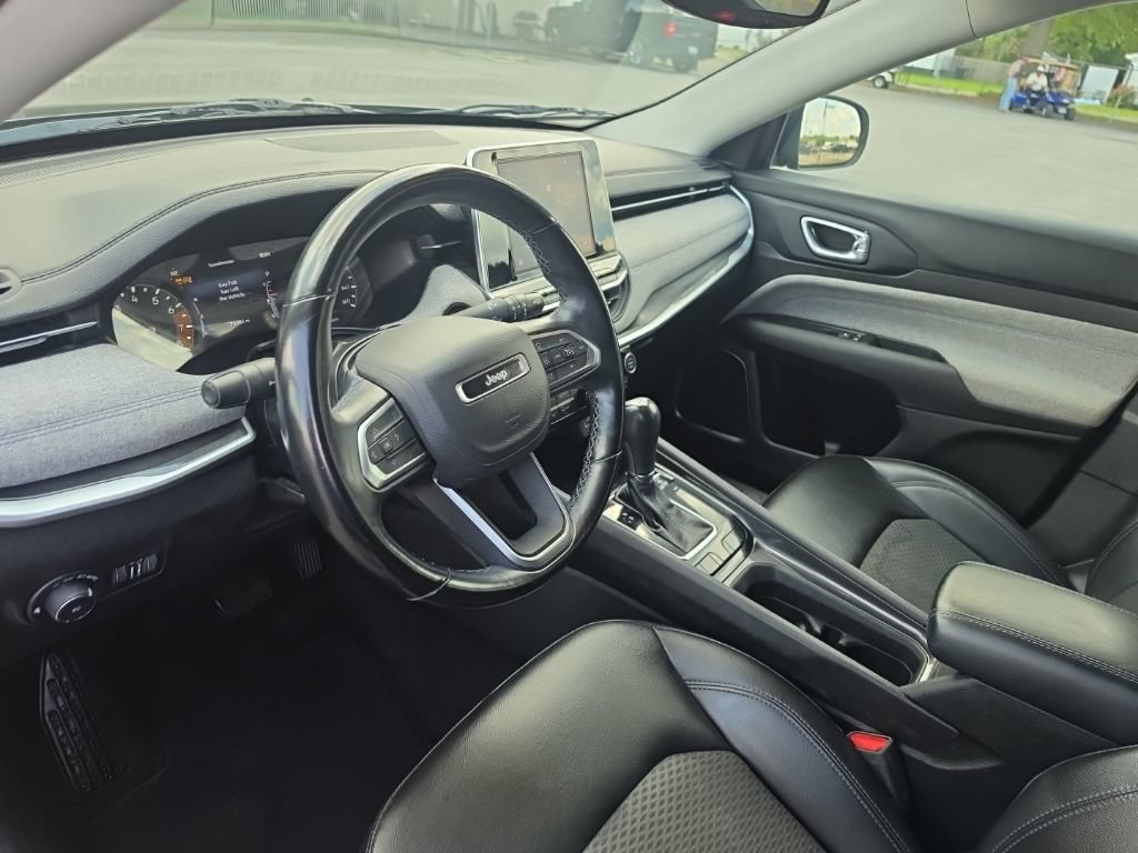 Used 2022 Gray Jeep Latitude FWD image 18