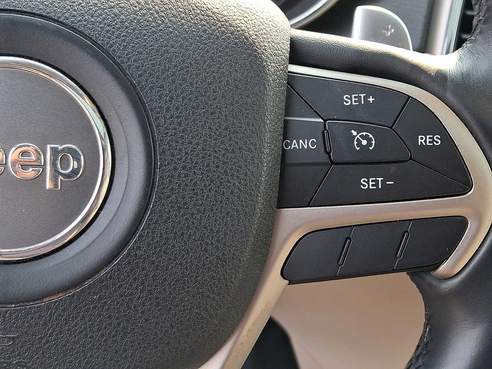 Used 2014 Cashmere Pearlcoat Jeep Limited image 22