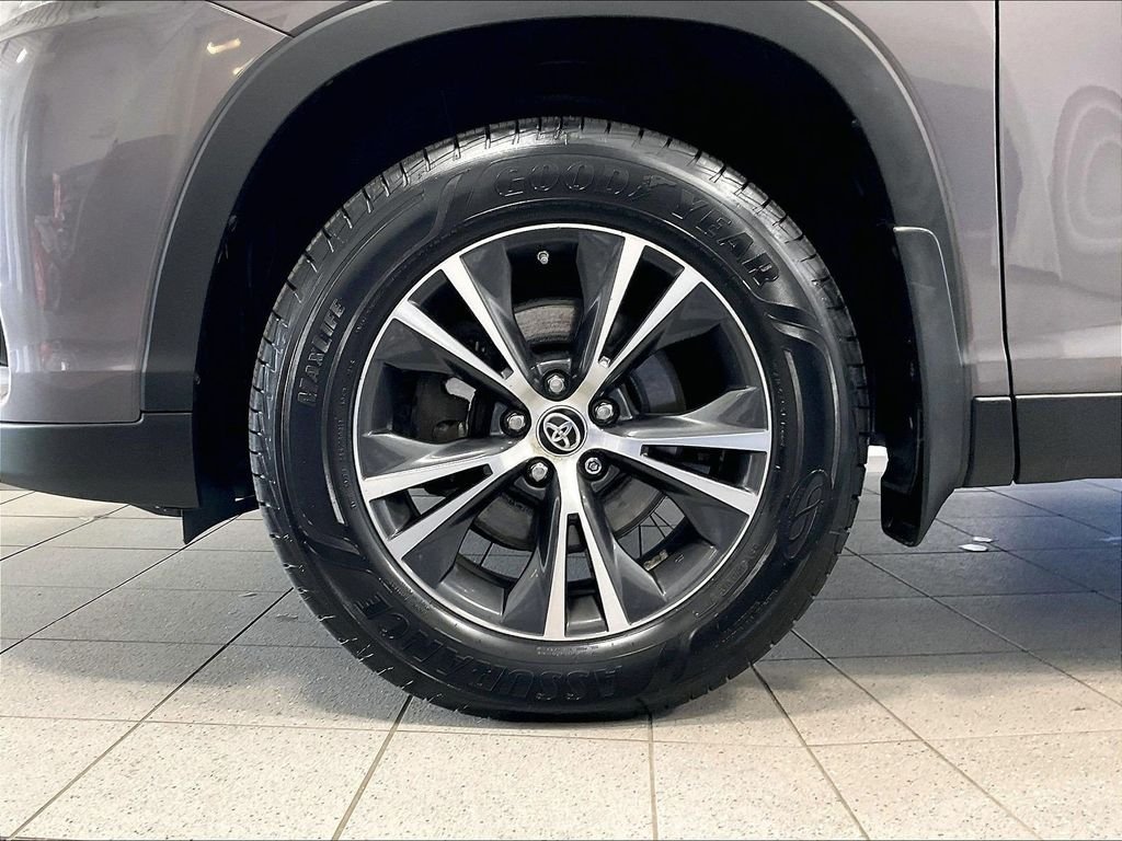 Used 2019 Gray Toyota LE image 7