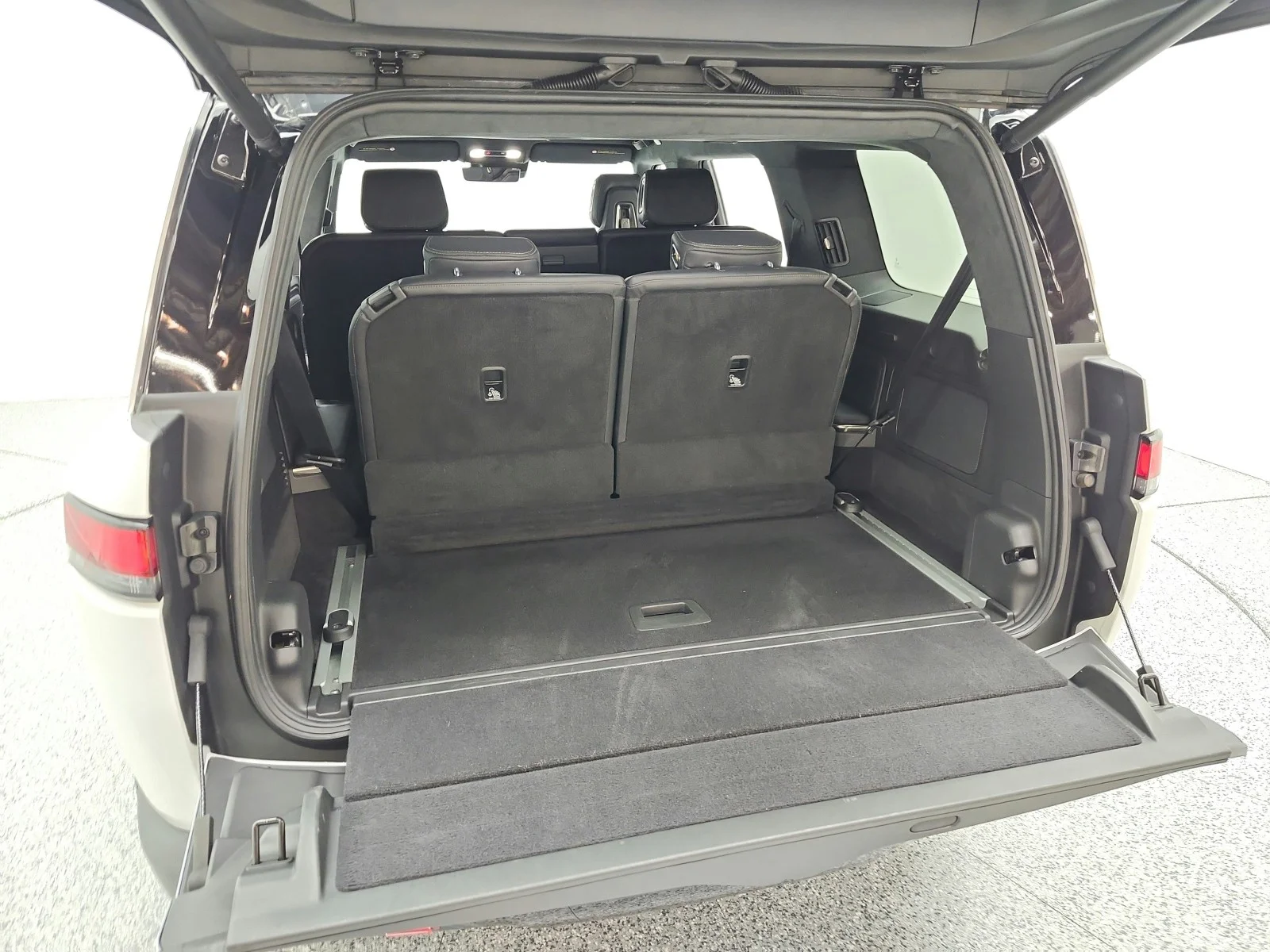 Used 2025  Rivian Adventure image 21