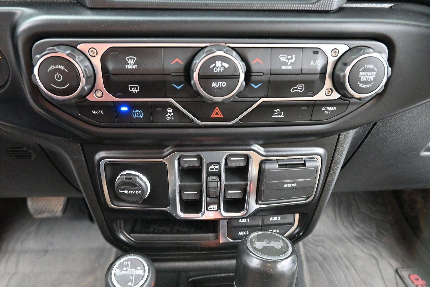 Used 2022 Bright White Clearcoat Jeep Unlimited Sahara image 24