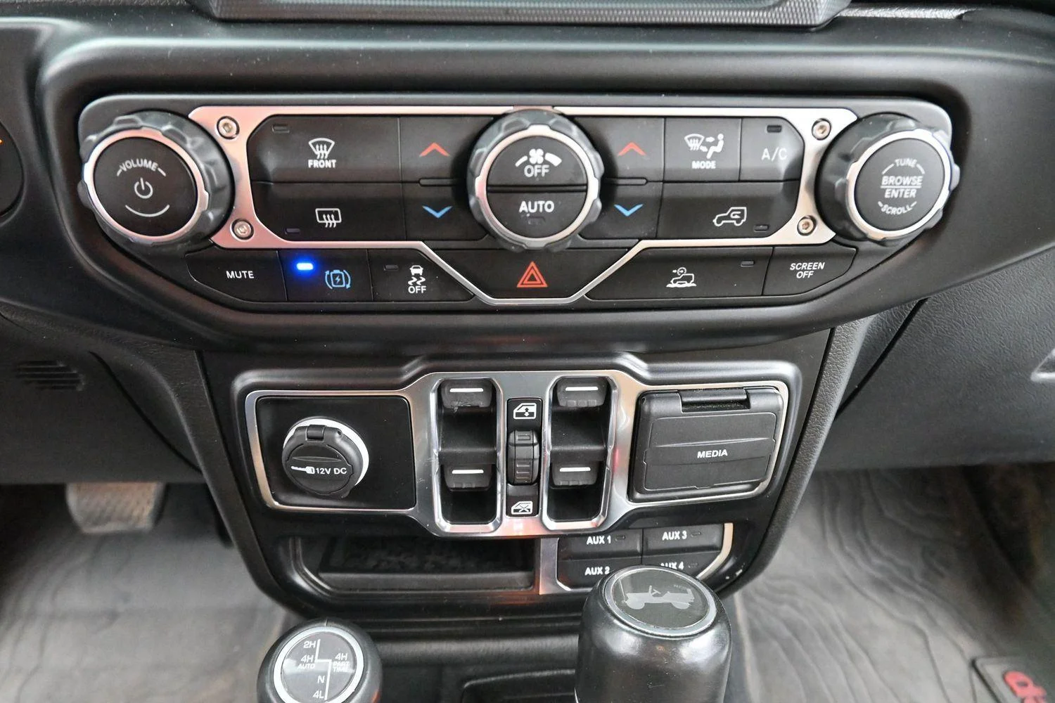 Used 2022 Bright White Clearcoat Jeep Unlimited Sahara image 24