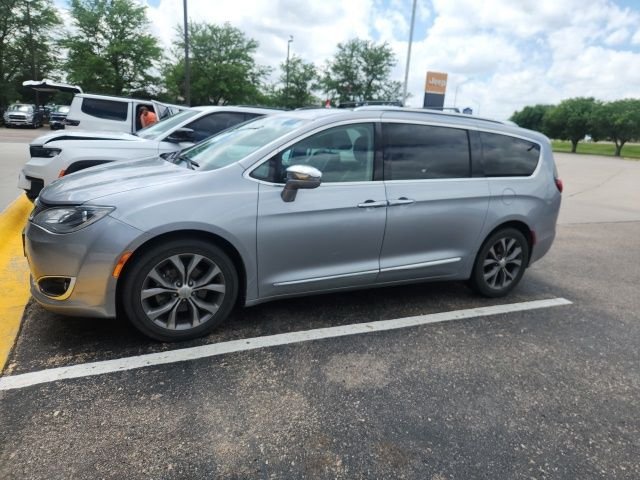 2019 Chrysler Pacifica Limited's photo