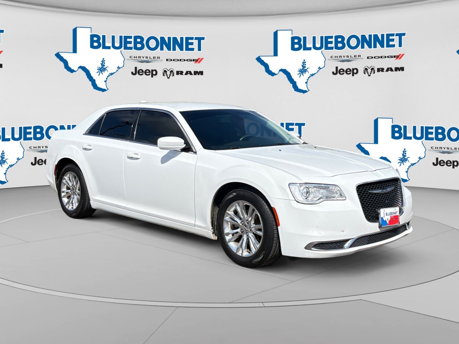 Used 2018 Bright White Clearcoat Chrysler Touring L image 3