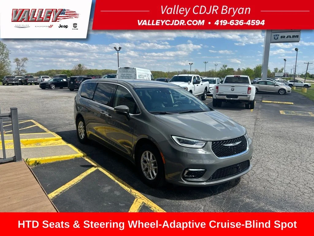 2023 Chrysler Pacifica Touring L's photo