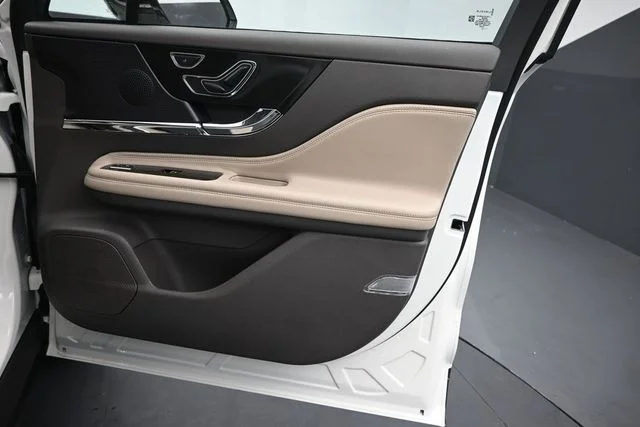 Used 2023 Pristine White Lincoln Standard image 28