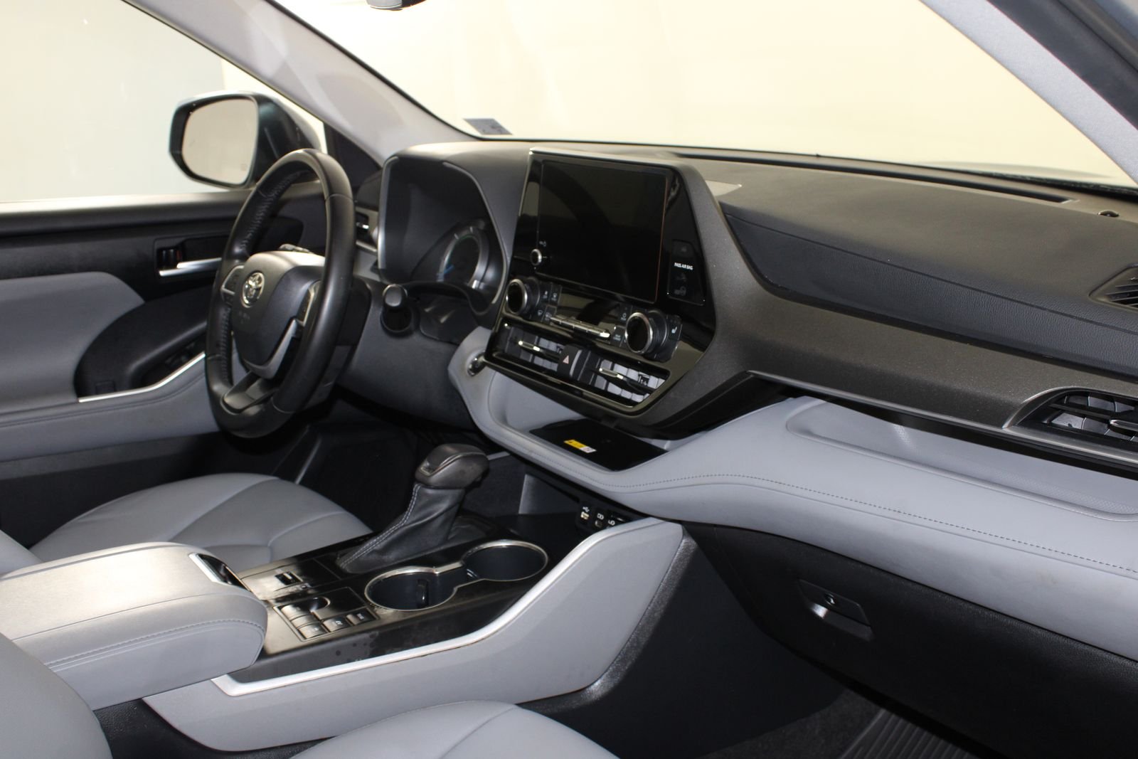 Used 2023  Toyota XLE image 16