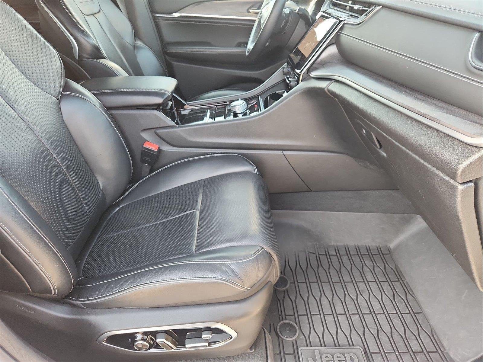 2022 Jeep Grand Cherokee photo 29 of 35