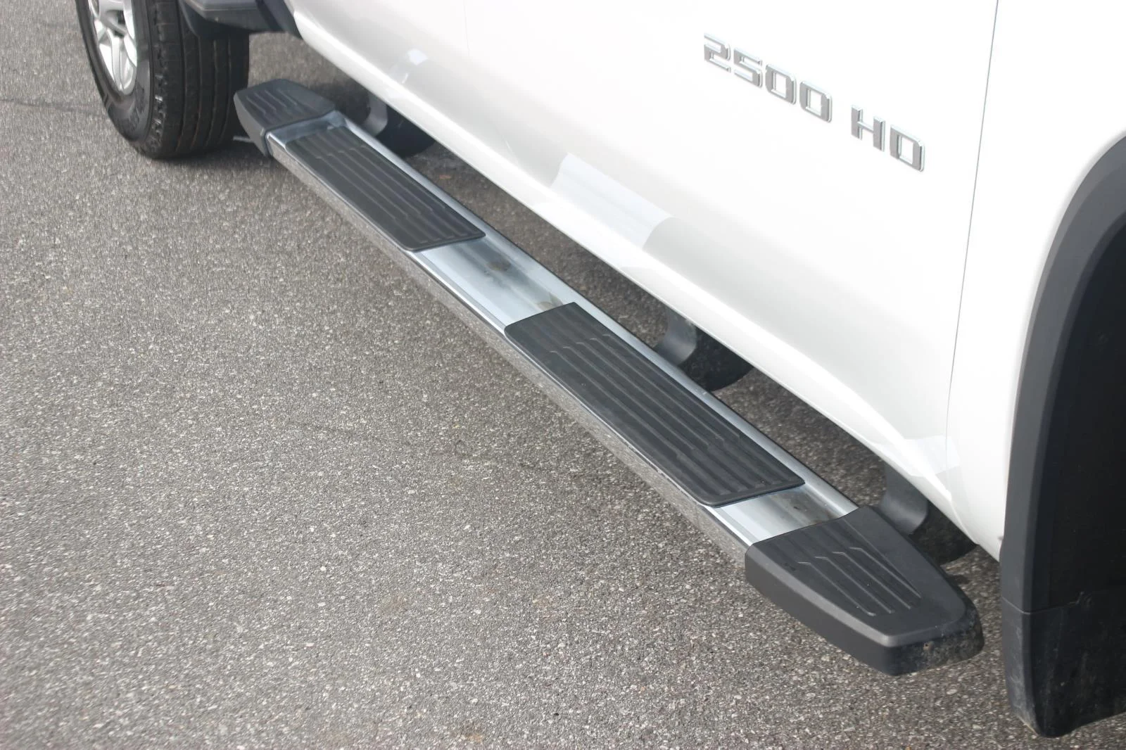Used 2025 Summit White Chevrolet LT image 10