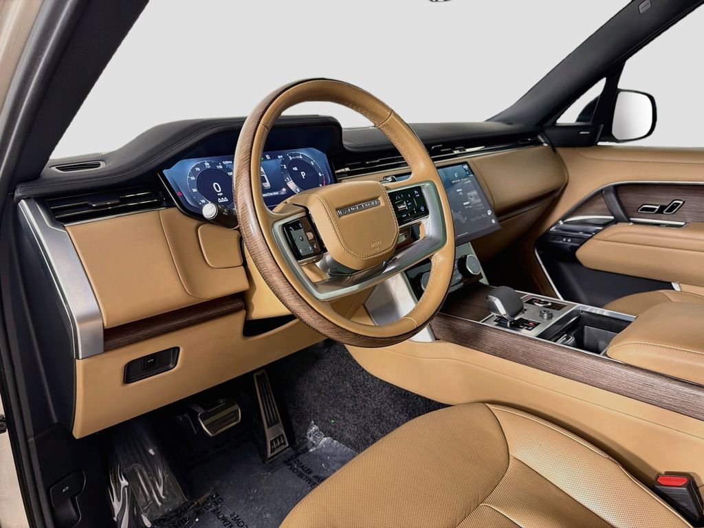 Used 2023 Gold Land Rover SE image 9