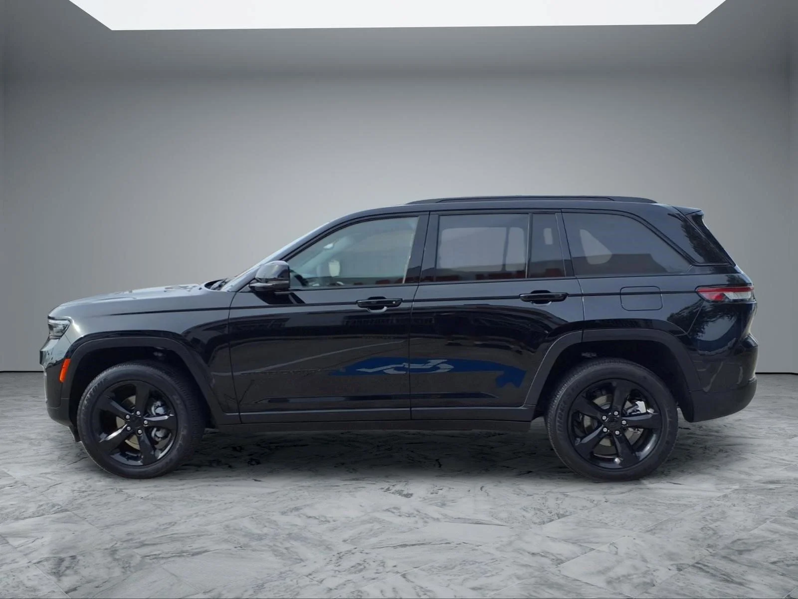 Used 2023 Diamond Black Crystal Pearlcoat Jeep Altitude image 4